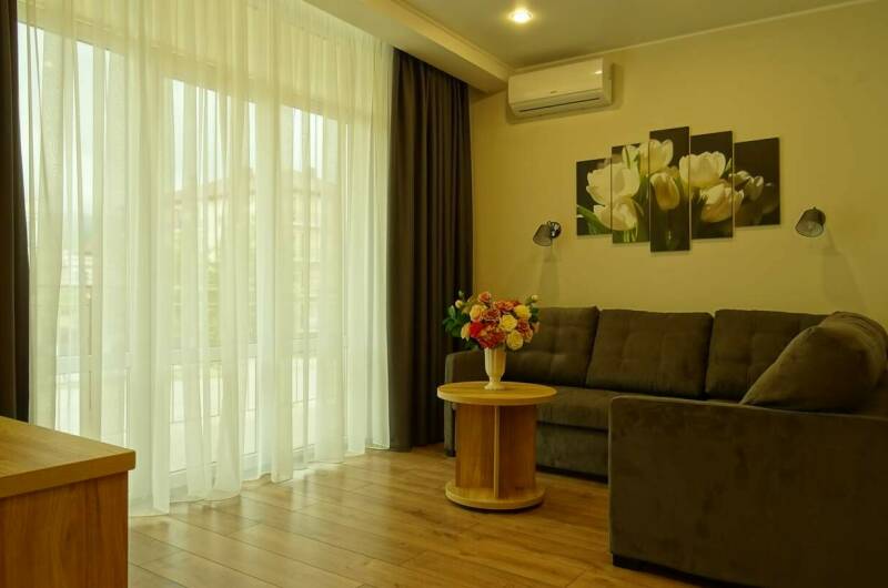 Двухкомнатный люкс с балконом 1 этаж