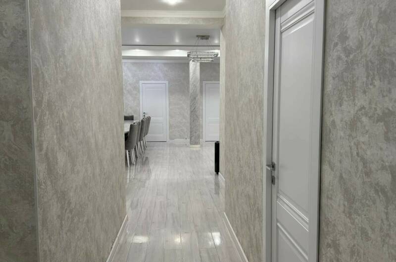 Первый этаж жилого дома, четыре номера