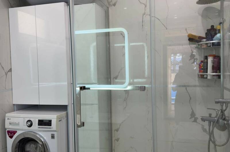 Первый этаж жилого дома, четыре номера