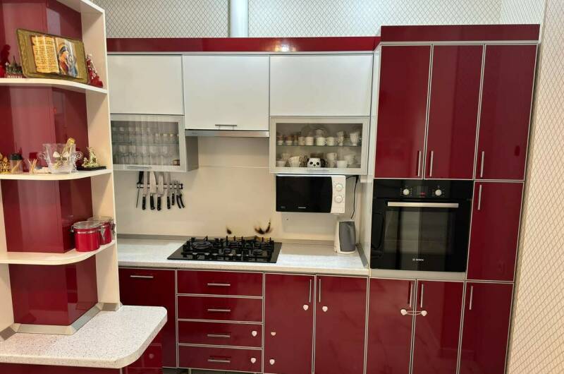 Первый этаж жилого дома, четыре номера