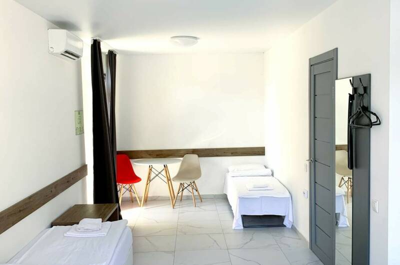 4-местный с отдельным входом (вид на бассейн)