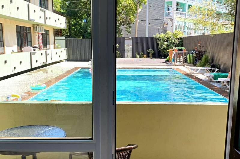 4-местный с отдельным входом (вид на бассейн)