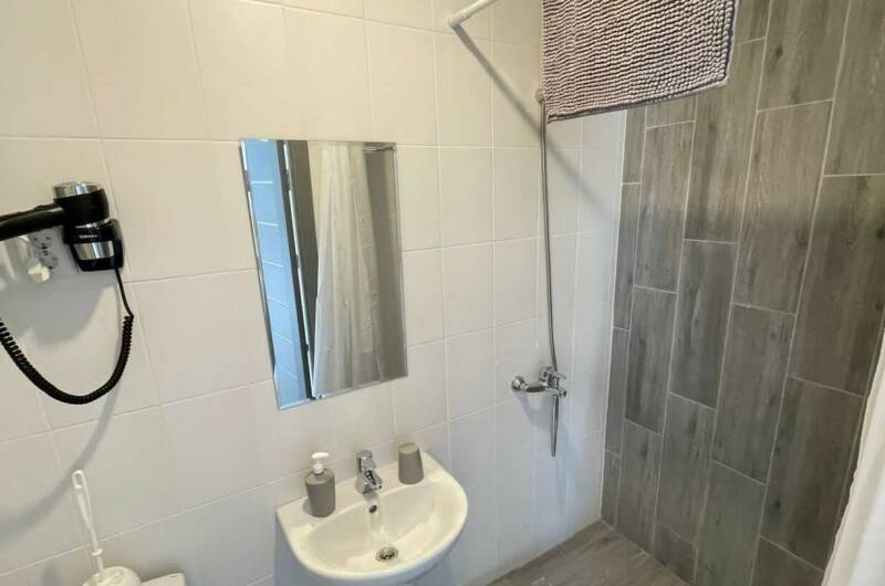 4-местный с отдельным входом (вид на бассейн)