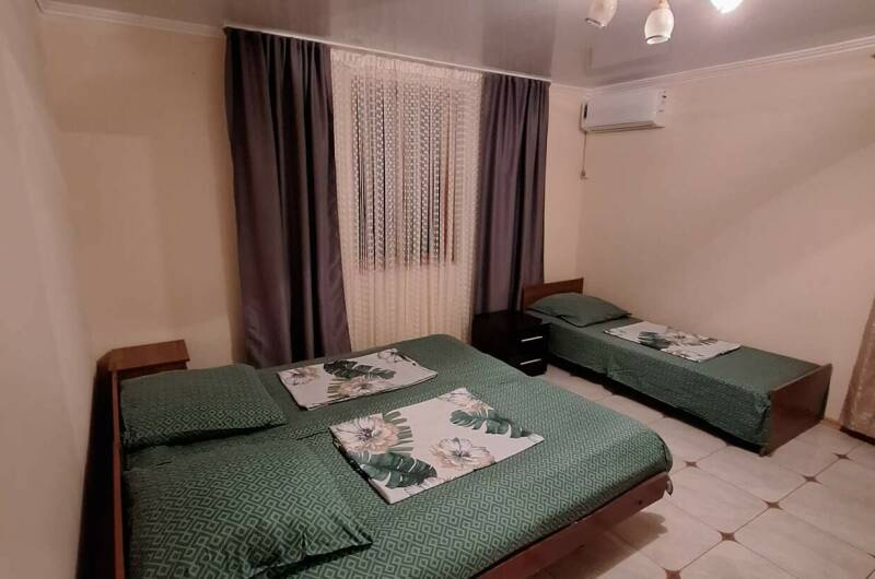 Четырёхместный номер «Стандарт» с видом на сад