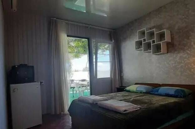 Двух-местный у бассейна