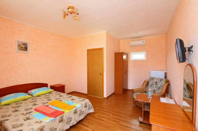 Трёхместный с двуспальной кроватью