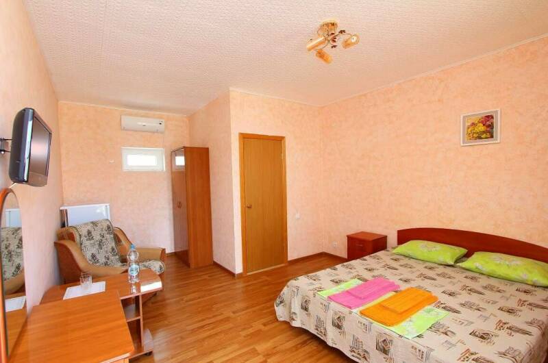 Трёхместный с двуспальной кроватью