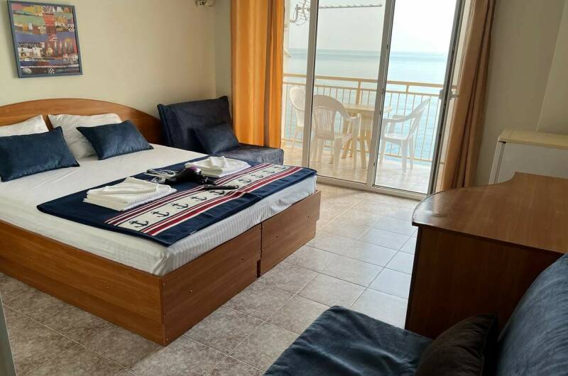 Трехместный номер с балконом и видом на море