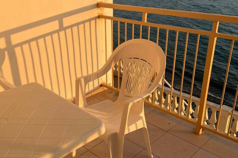 Трехместный номер с балконом и видом на море