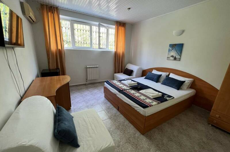 Четырехместный с видом на поселок без балкона