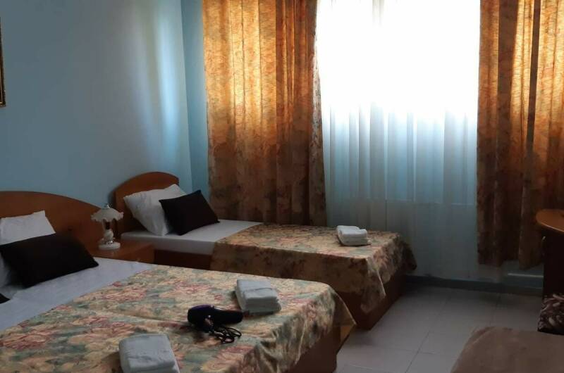 Четырехместный с видом на поселок без балкона