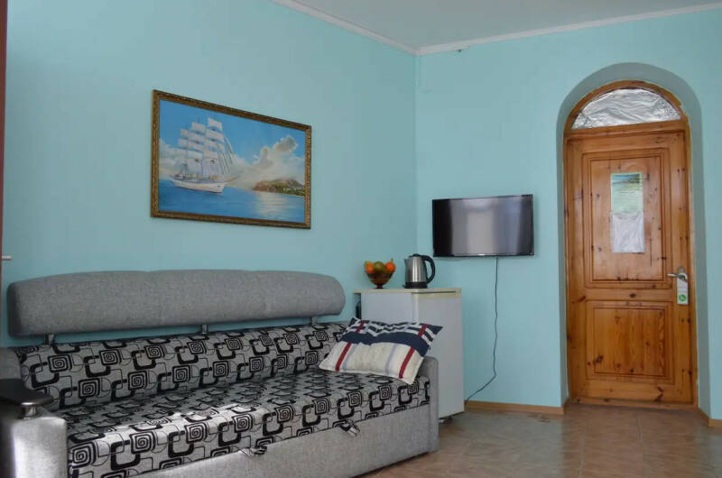 Двухкомнатный без балкона, вид на море