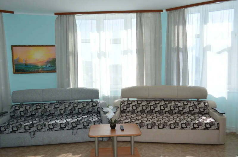 Двухкомнатный без балкона, вид на море