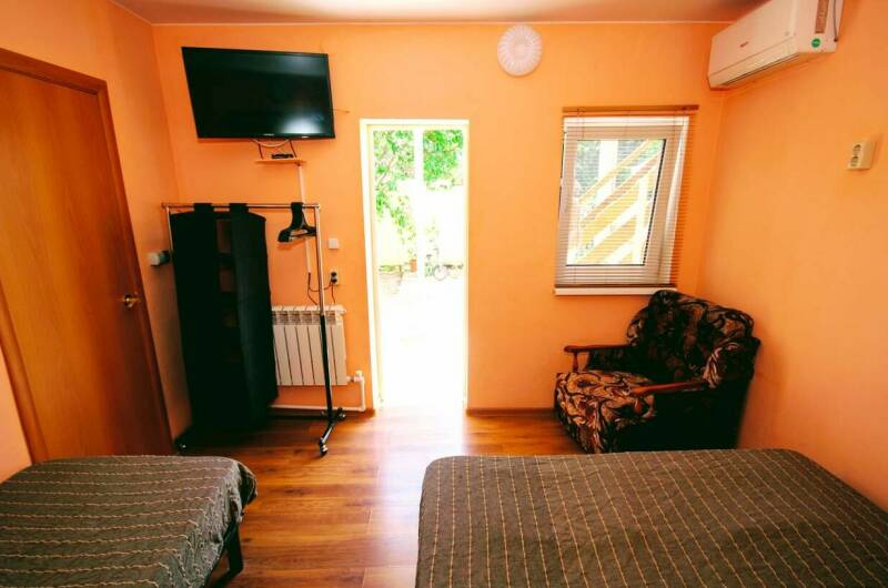 Комната «Персиковая» на первом этаже