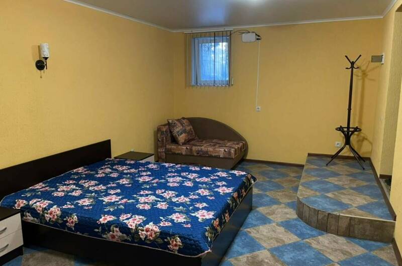 Двухкомнатная квартира-студия в цокольном этаже