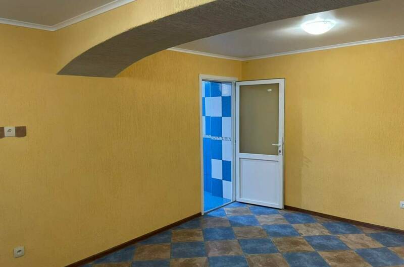 Двухкомнатная квартира-студия в цокольном этаже