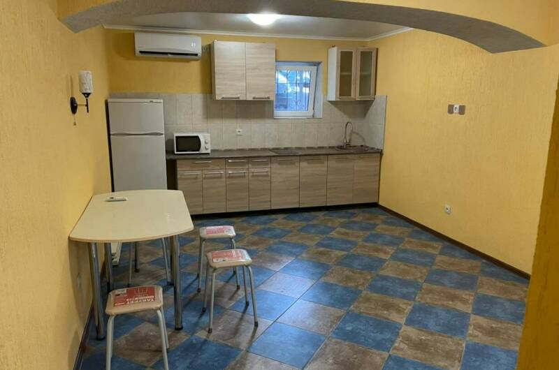 Двухкомнатная квартира-студия в цокольном этаже