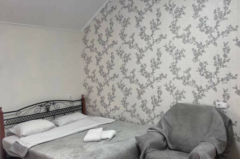 Номер Комфорт «Оникс» с удобствами на 4−5 чел