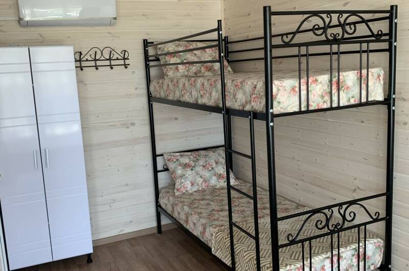 Номер с двуспальной и двухъярусной кроватями