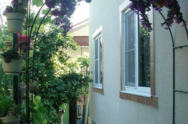 Трехместная комната на цокольном этаже