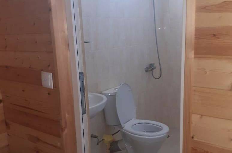 Комната с душем и туалетом