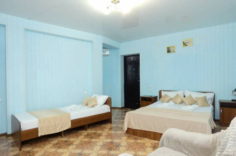 «ЛЮКС» с кухней и балконом 3−5 мест