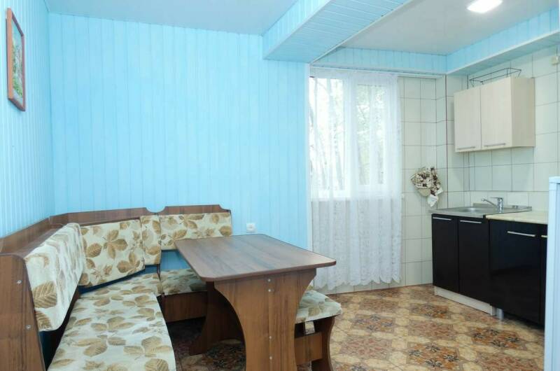 «ЛЮКС» с кухней и балконом 3−5 мест