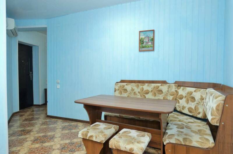 «ЛЮКС» с кухней и балконом 3−5 мест