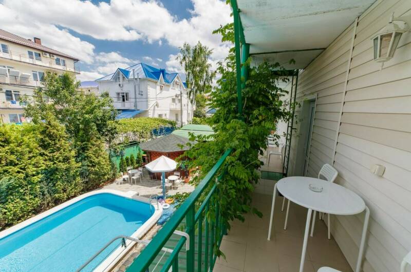 «Полулюкс» 3-х местный с террасой