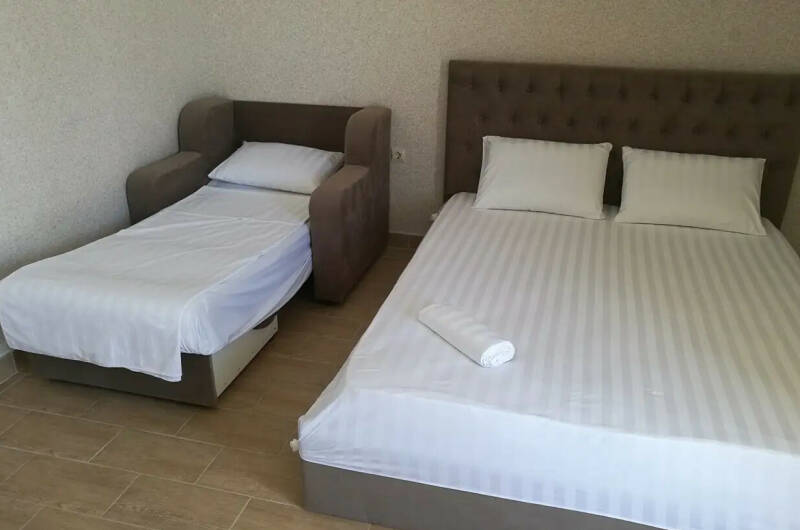 Трехместный номер с собственной ванной комнатой