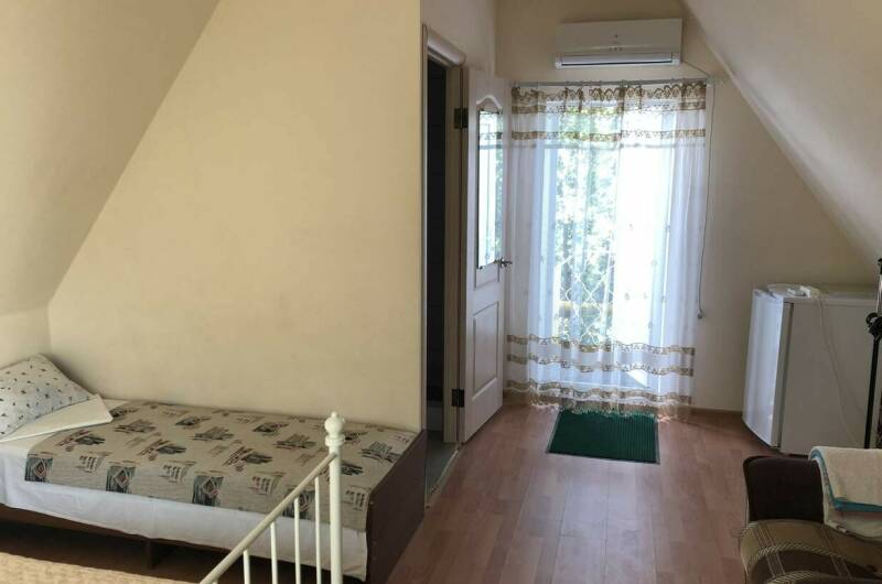 Номер с удобствами на втором этаже на 2−3 человек