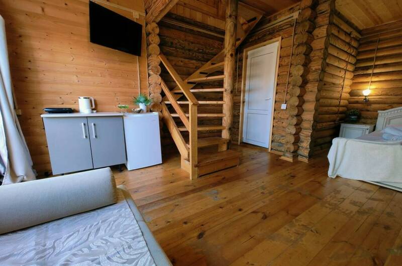 2-х комнатный 2-х этажный с мини-кухней и балконом