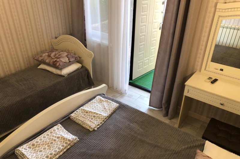 Четырех-местный с беседкой, напротив бассейна