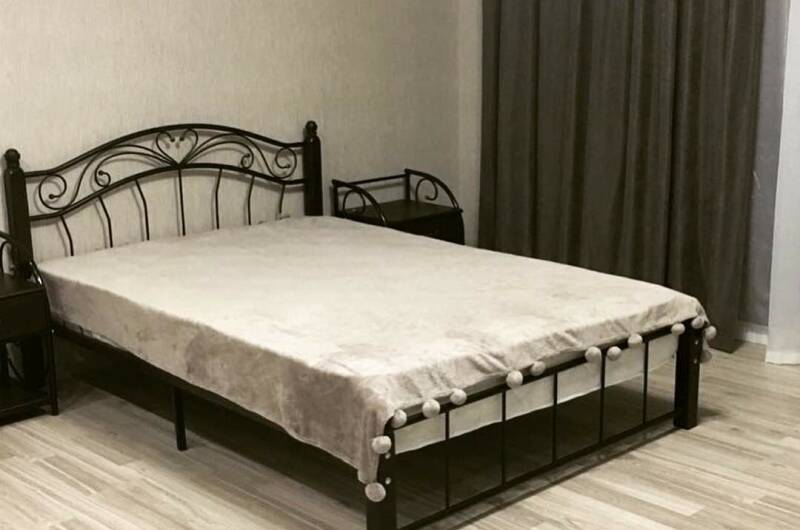 Студия с балконом и двухспальной кроватью