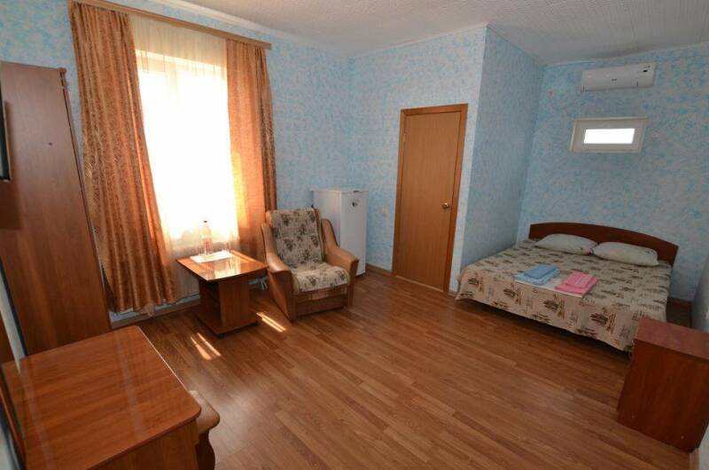 Трёхместный с двуспальной кроватью