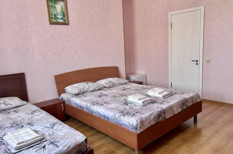 Трёхместный номер с двумя кроватями
