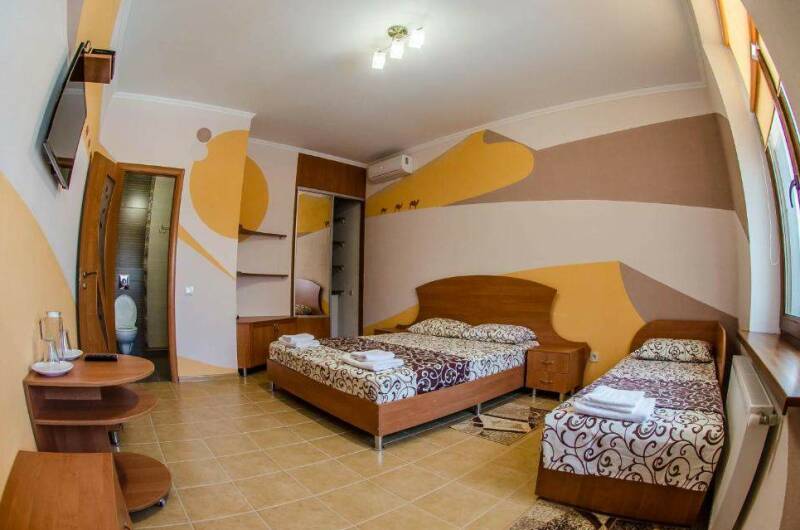 Комната с кроватью «queen-size» и видом на бассейн