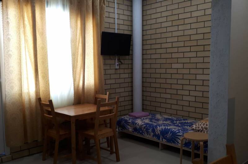 Двухкомнатная студия с кухней и отдельной спальней