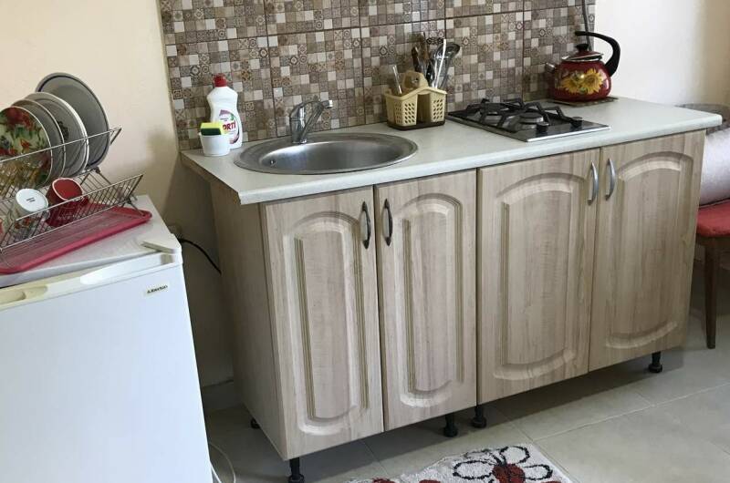 Комната с двуспальной кроватью и кухней