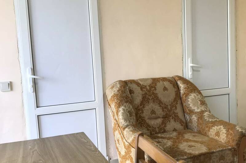 Комната с двуспальной кроватью и кухней