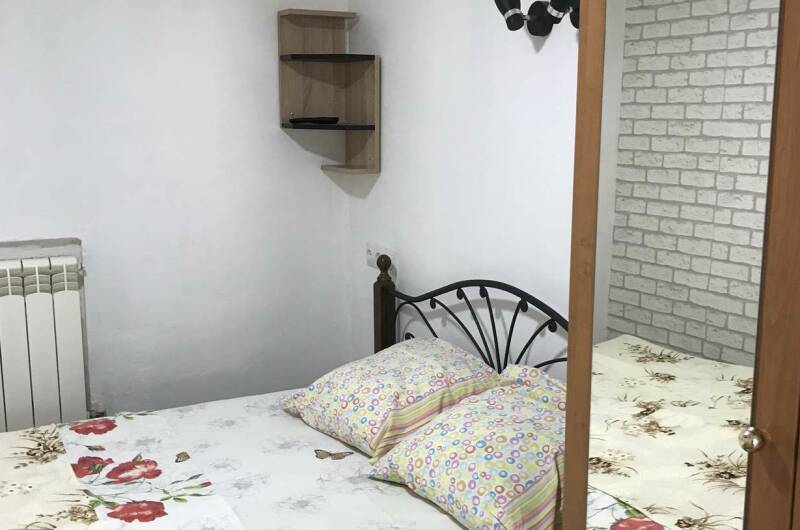 Комната с двуспальной кроватью и кухней