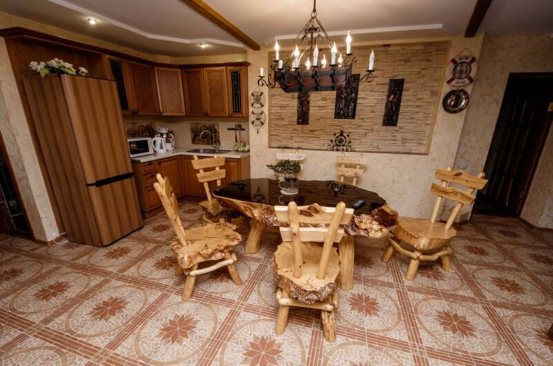 Комната у бассейна