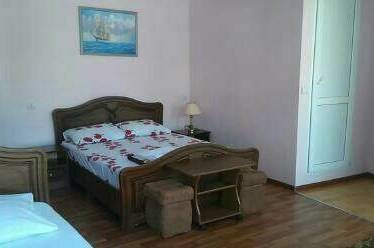 Трехместный номер с видом на двор, с балконом