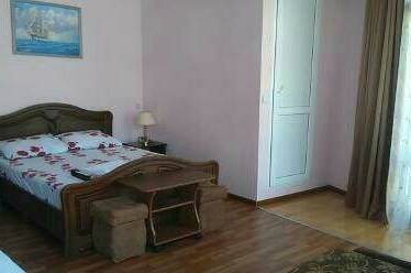 Трехместный номер с видом на двор, с балконом