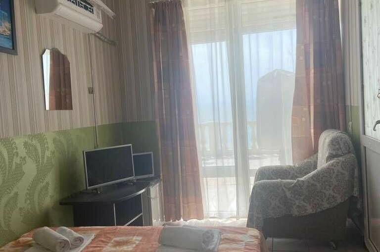 Трехместный «Стандарт» с видом на горы (1 этаж)