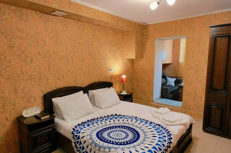 3местный Стандарт, цокольный этаж, вид на столовую