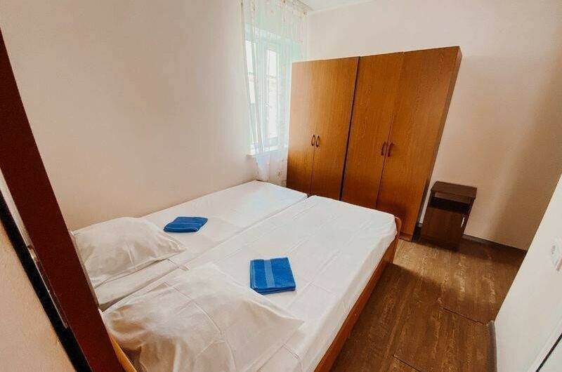 Четырёхместный у бассейна