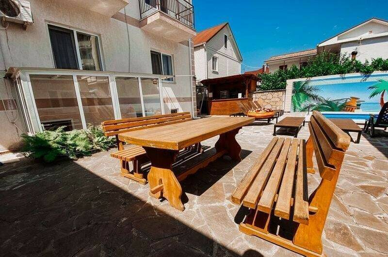 Четырёхместный у бассейна