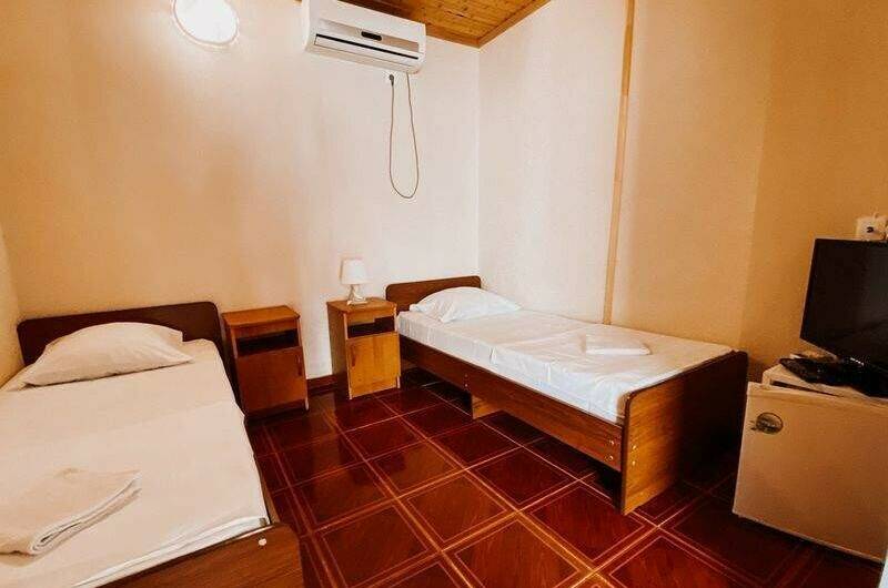 Четырёхместный у бассейна