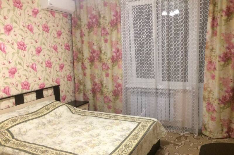 Двух местная (розовая) на втором этаже с балконом